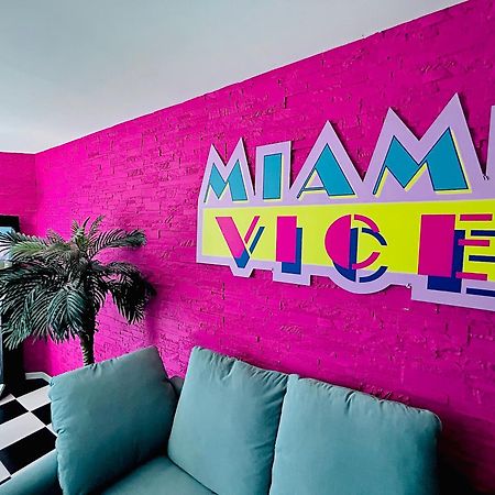Capsule Miami Vice - Jacuzzi - Billard - Ecran Cinema & Netflix - Ping-Pong - Nintendo & Jeux- Льєвен Екстер'єр фото