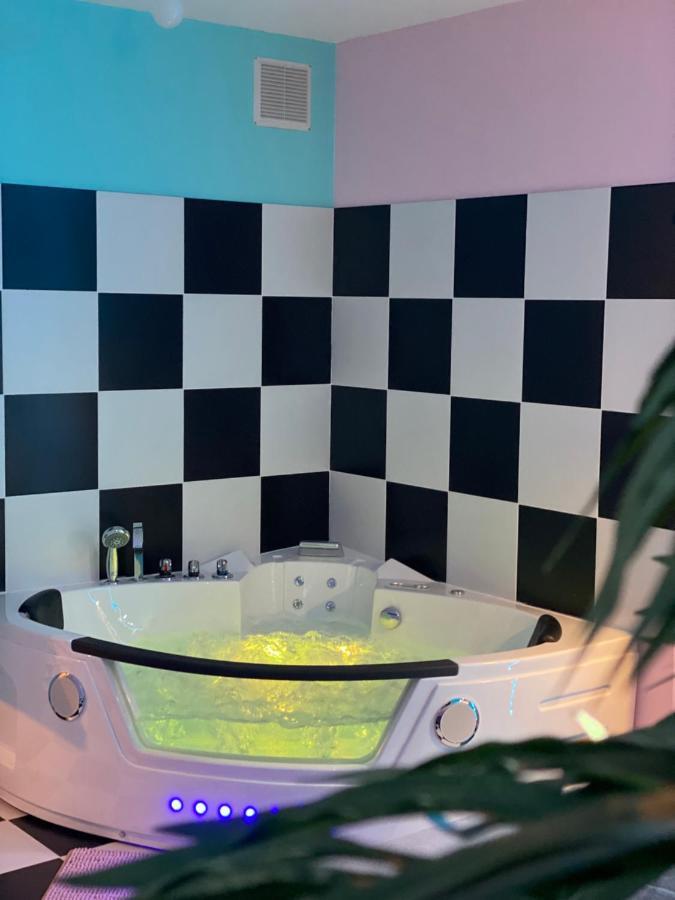 Capsule Miami Vice - Jacuzzi - Billard - Ecran Cinema & Netflix - Ping-Pong - Nintendo & Jeux- Льєвен Екстер'єр фото