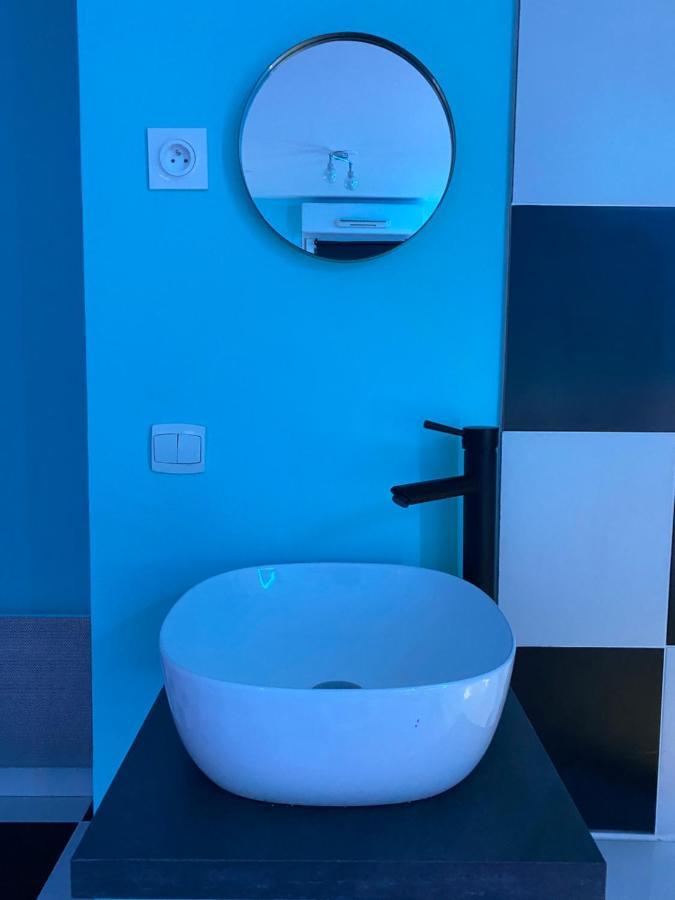 Capsule Miami Vice - Jacuzzi - Billard - Ecran Cinema & Netflix - Ping-Pong - Nintendo & Jeux- Льєвен Екстер'єр фото