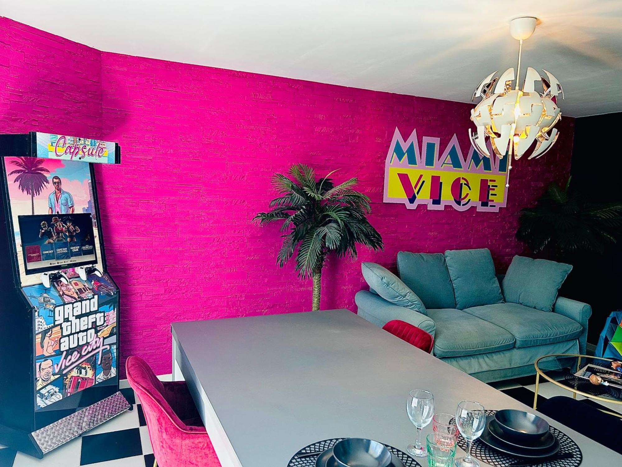 Capsule Miami Vice - Jacuzzi - Billard - Ecran Cinema & Netflix - Ping-Pong - Nintendo & Jeux- Льєвен Екстер'єр фото